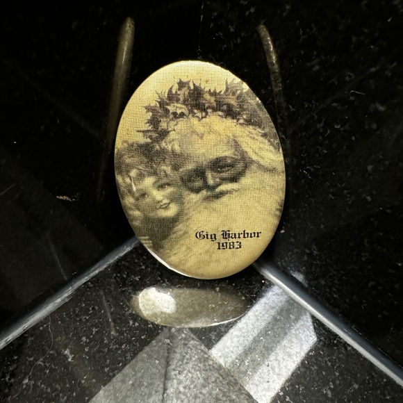 Vintage Gig Harbor, Wa Christmas Button Pin Brooch Oval Laminated 1983 - Picture 2 of 8